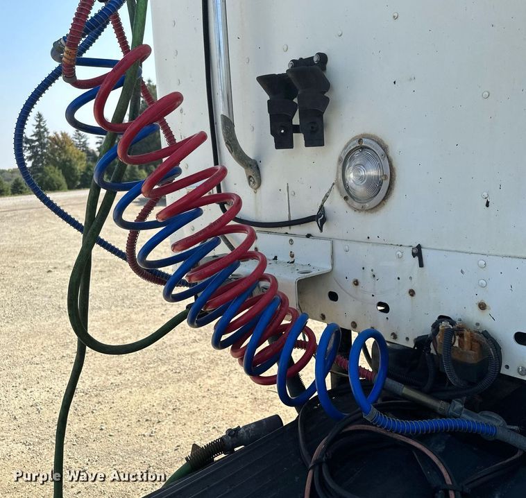 image for item MQ9461 2003 Freightliner Century Class S/T  semi truck