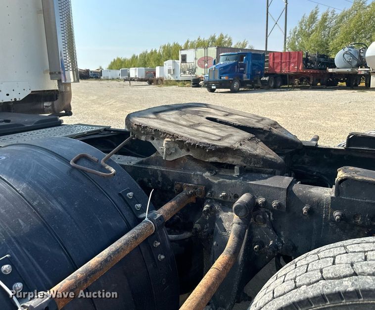 image for item MQ9461 2003 Freightliner Century Class S/T  semi truck