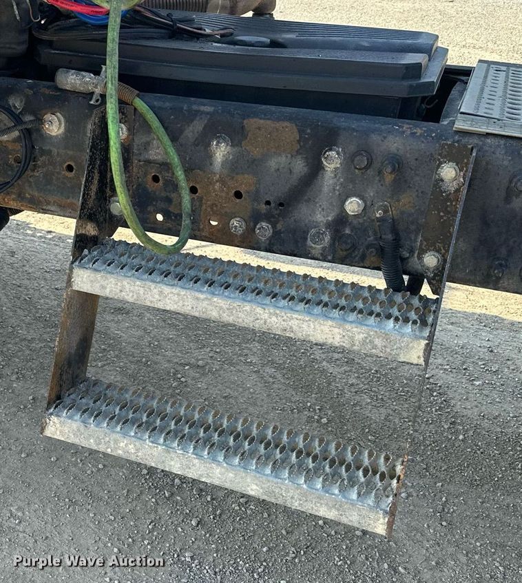 image for item MQ9461 2003 Freightliner Century Class S/T  semi truck