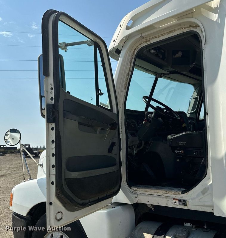 image for item MQ9461 2003 Freightliner Century Class S/T  semi truck