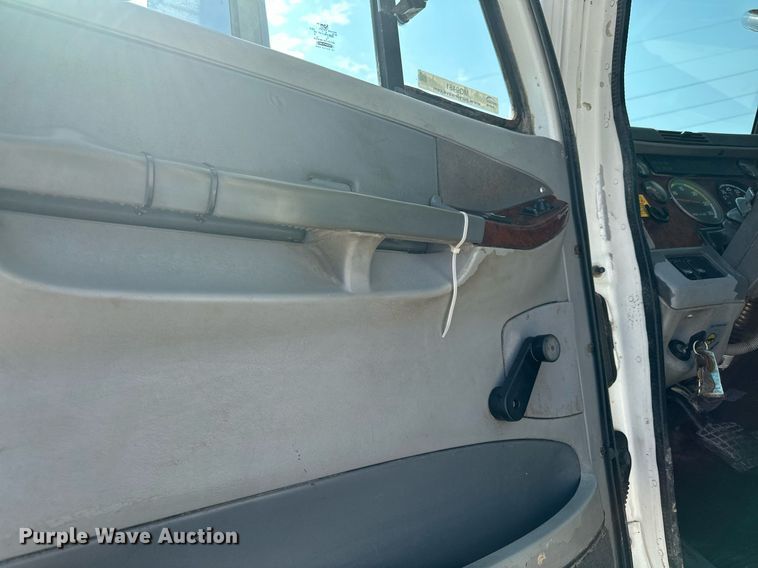 image for item MQ9461 2003 Freightliner Century Class S/T  semi truck