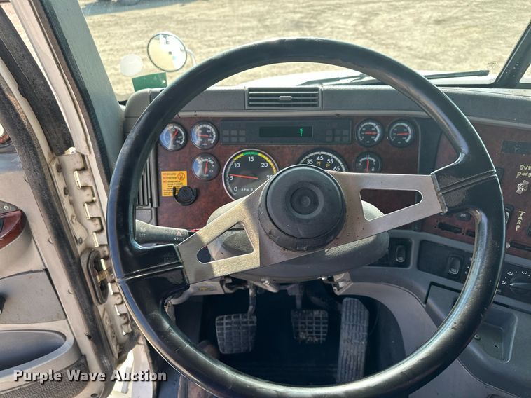 image for item MQ9461 2003 Freightliner Century Class S/T  semi truck