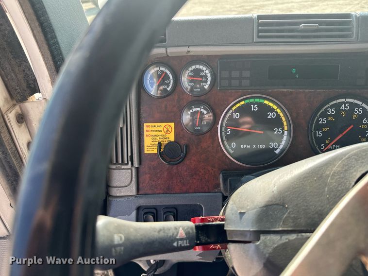 image for item MQ9461 2003 Freightliner Century Class S/T  semi truck