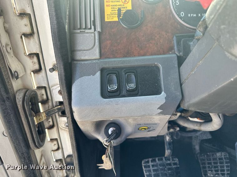 image for item MQ9461 2003 Freightliner Century Class S/T  semi truck