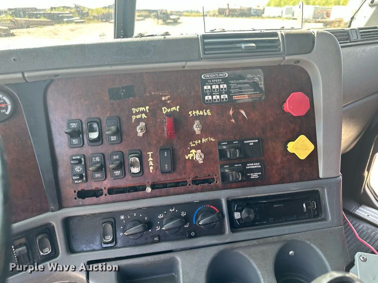 image for item MQ9461 2003 Freightliner Century Class S/T  semi truck