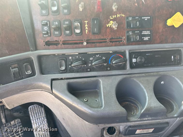 image for item MQ9461 2003 Freightliner Century Class S/T  semi truck