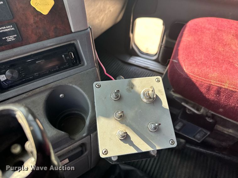 image for item MQ9461 2003 Freightliner Century Class S/T  semi truck