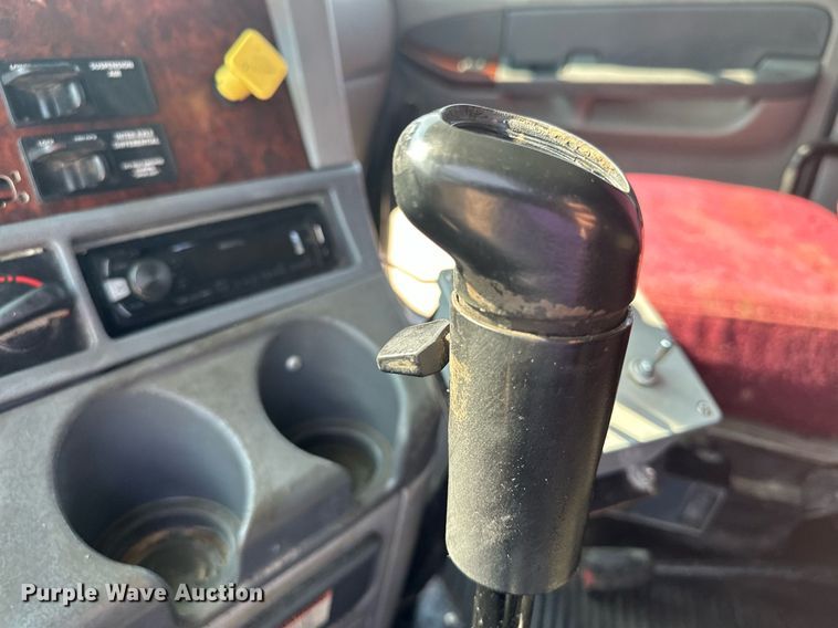 image for item MQ9461 2003 Freightliner Century Class S/T  semi truck