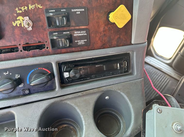 image for item MQ9461 2003 Freightliner Century Class S/T  semi truck