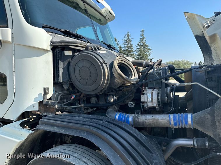 image for item MQ9461 2003 Freightliner Century Class S/T  semi truck