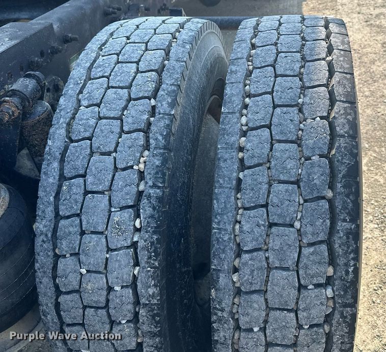 image for item MQ9461 2003 Freightliner Century Class S/T  semi truck