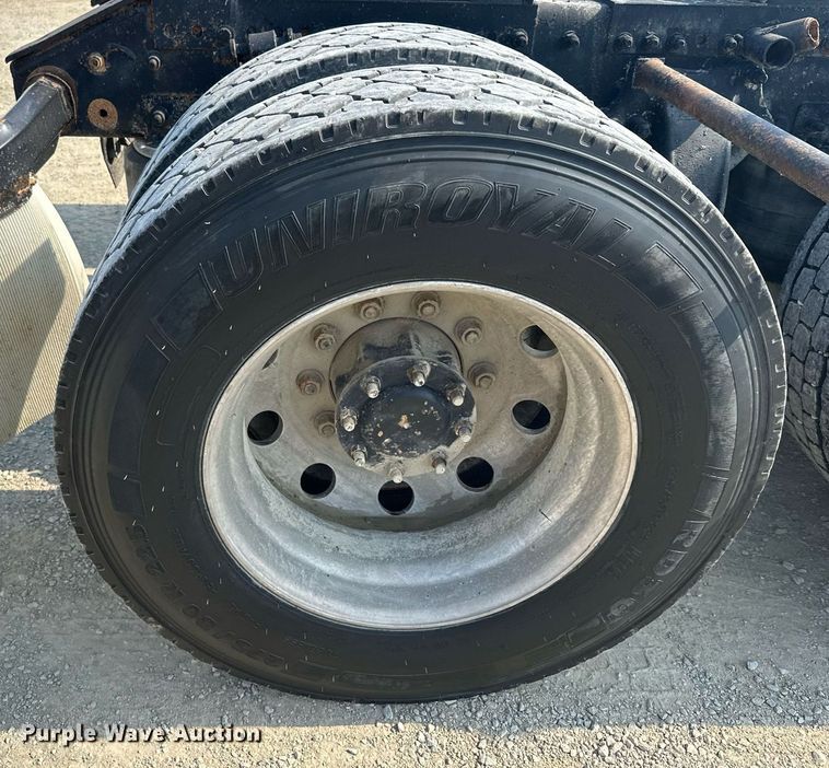 image for item MQ9461 2003 Freightliner Century Class S/T  semi truck