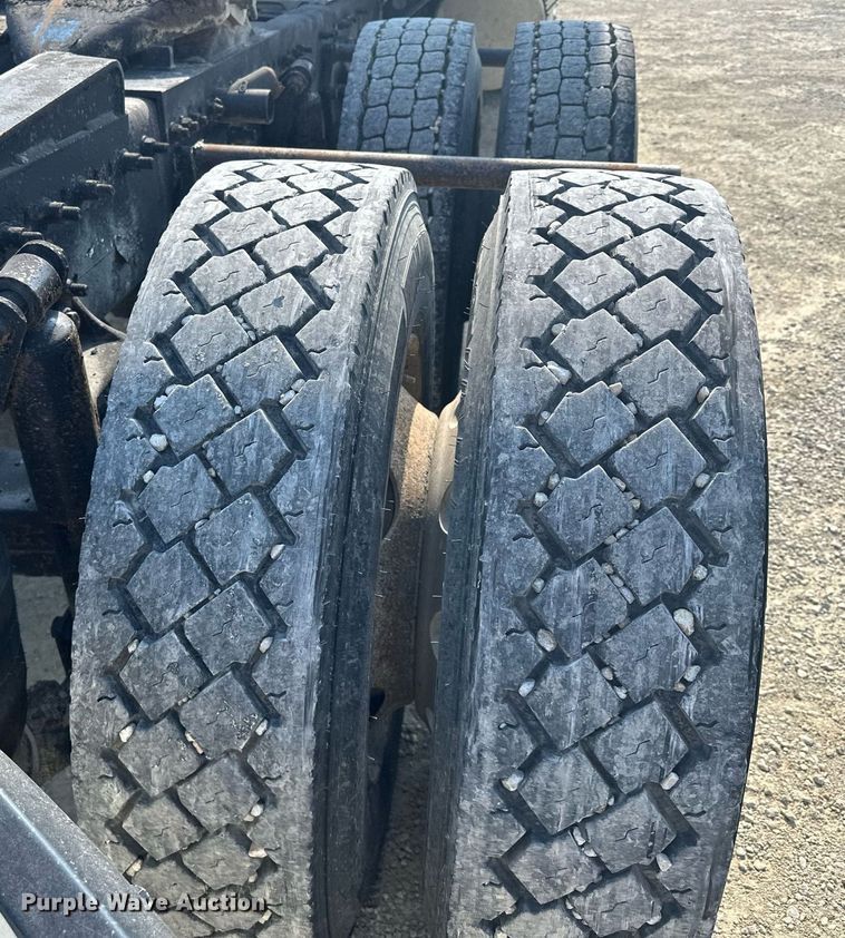 image for item MQ9461 2003 Freightliner Century Class S/T  semi truck