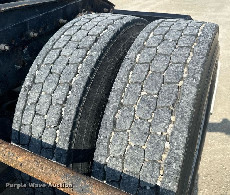 image for item MQ9461 2003 Freightliner Century Class S/T  semi truck