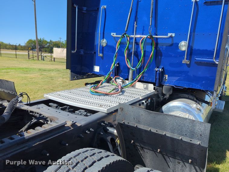 image for item MX9416 2021 Peterbilt 389  semi truck