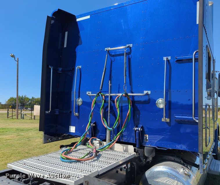 image for item MX9416 2021 Peterbilt 389  semi truck