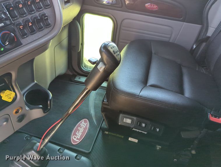 image for item MX9416 2021 Peterbilt 389  semi truck