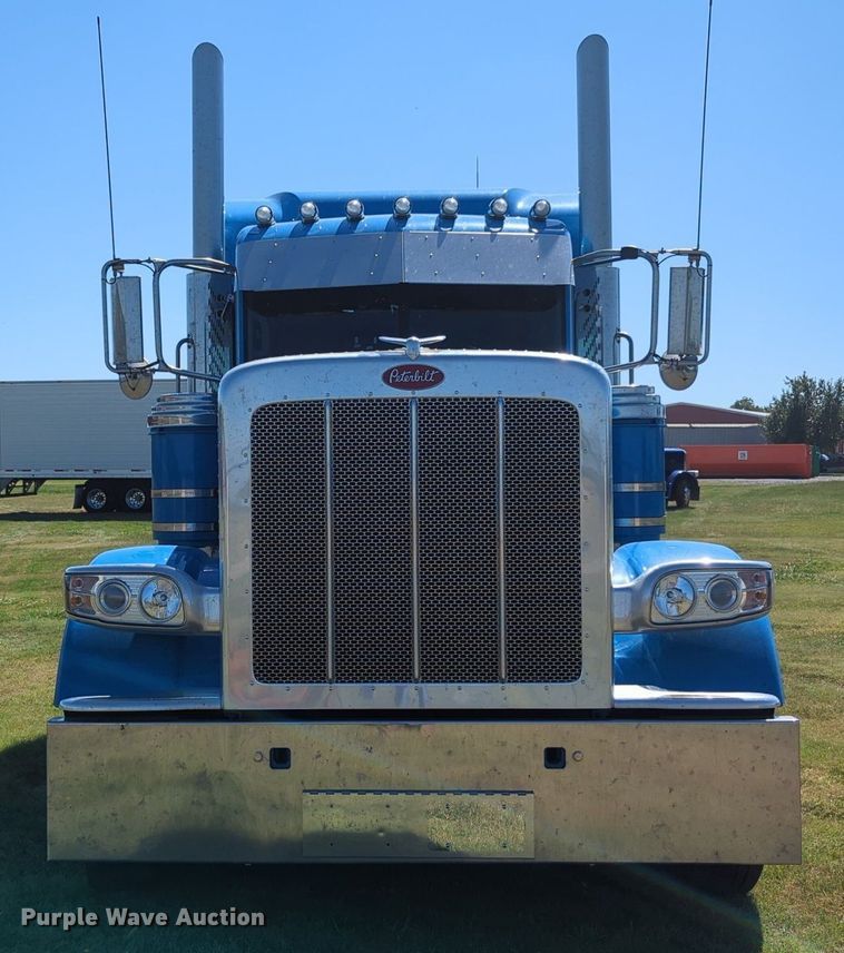 image for item MX9417 2023 Peterbilt 389  semi truck