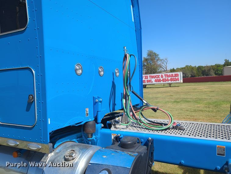 image for item MX9417 2023 Peterbilt 389  semi truck