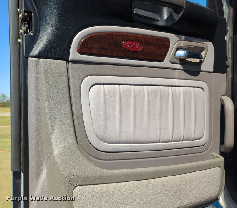 image for item MX9417 2023 Peterbilt 389  semi truck