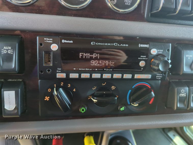 image for item MX9417 2023 Peterbilt 389  semi truck