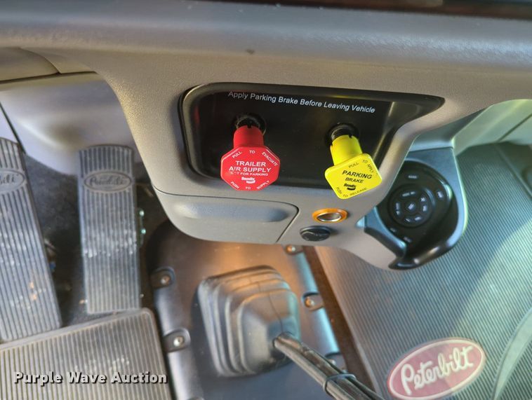 image for item MX9417 2023 Peterbilt 389  semi truck