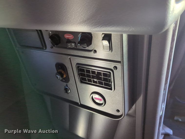 image for item MX9417 2023 Peterbilt 389  semi truck