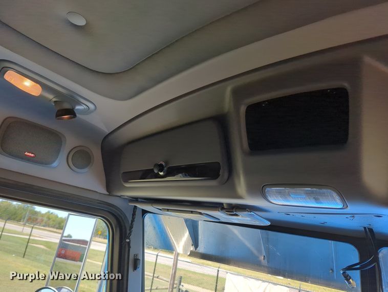 image for item MX9417 2023 Peterbilt 389  semi truck