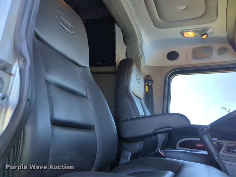 image for item MX9417 2023 Peterbilt 389  semi truck