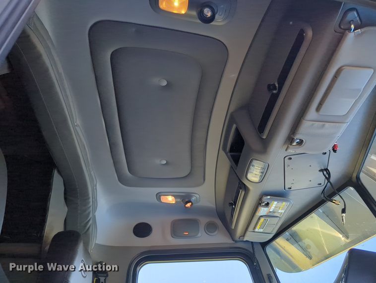 image for item MX9417 2023 Peterbilt 389  semi truck