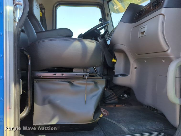 image for item MX9417 2023 Peterbilt 389  semi truck