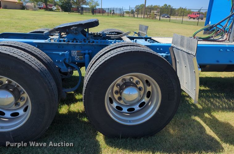 image for item MX9417 2023 Peterbilt 389  semi truck