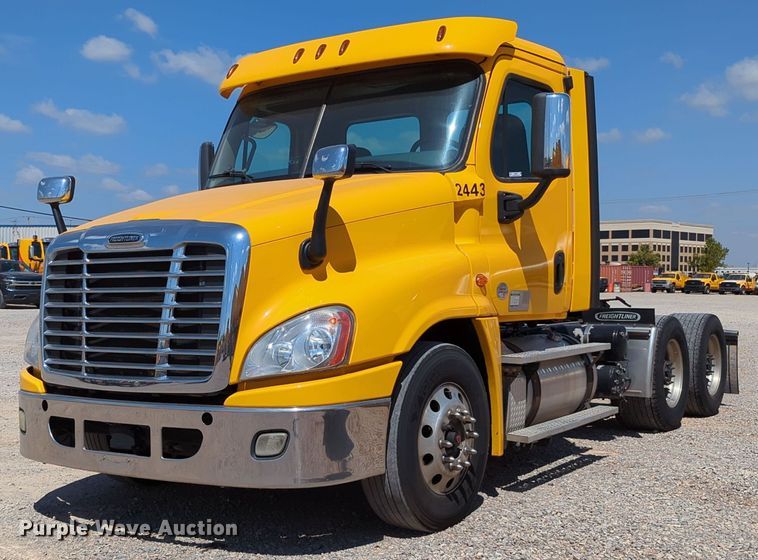 image for item MY9965 2018 Freightliner Cascadia  semi truck