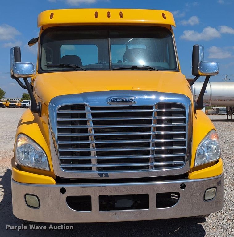 image for item MY9965 2018 Freightliner Cascadia  semi truck