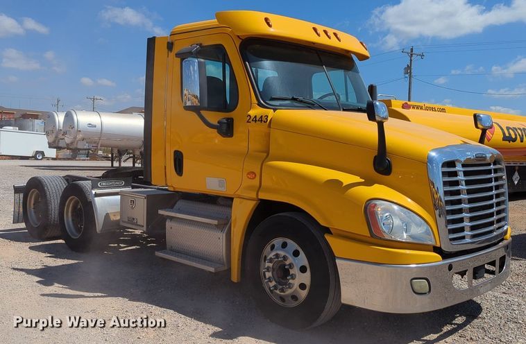 image for item MY9965 2018 Freightliner Cascadia  semi truck