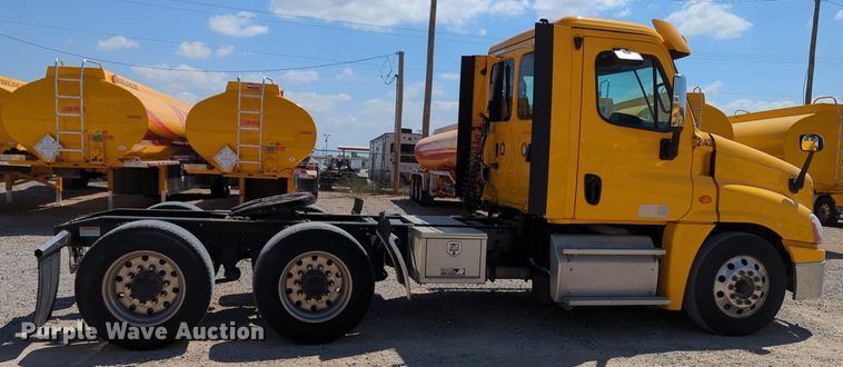 image for item MY9965 2018 Freightliner Cascadia  semi truck