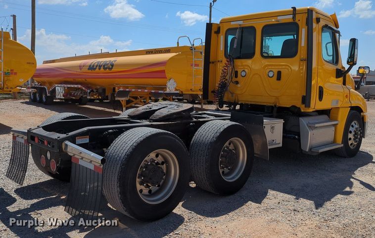 image for item MY9965 2018 Freightliner Cascadia  semi truck