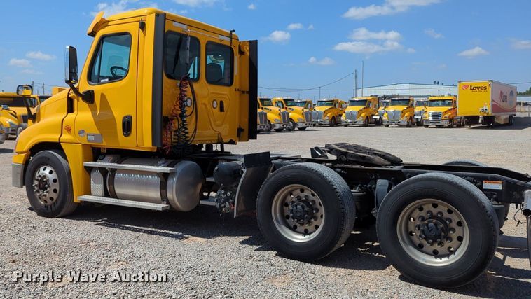 image for item MY9965 2018 Freightliner Cascadia  semi truck
