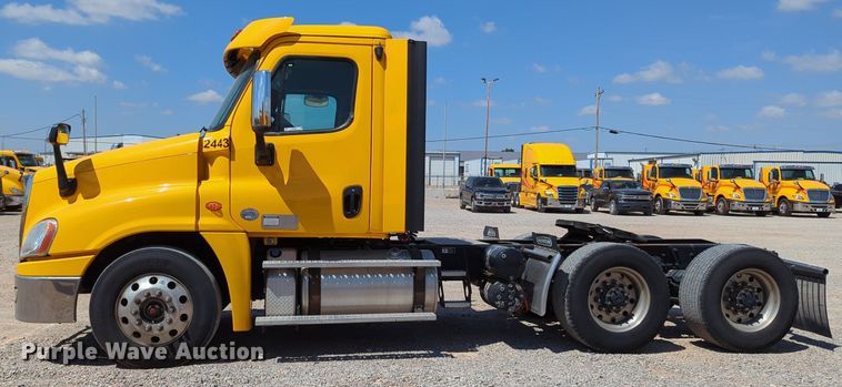 image for item MY9965 2018 Freightliner Cascadia  semi truck