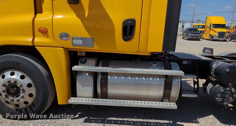 image for item MY9965 2018 Freightliner Cascadia  semi truck