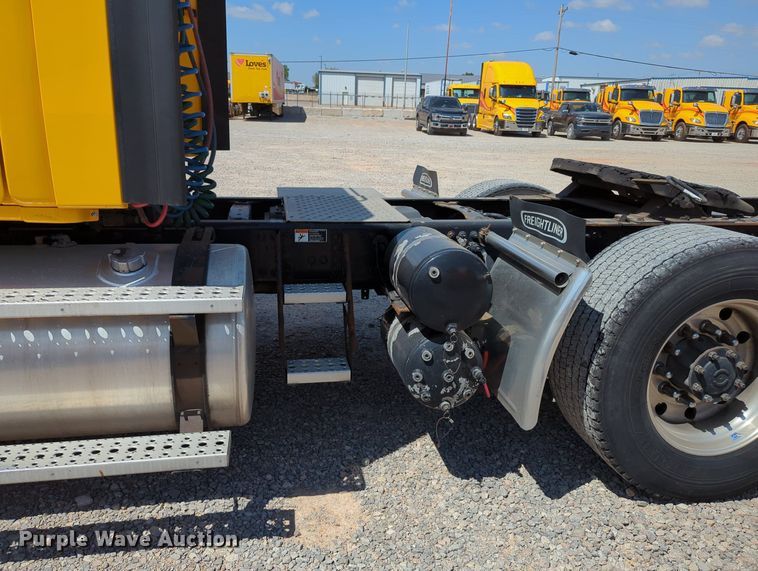 image for item MY9965 2018 Freightliner Cascadia  semi truck