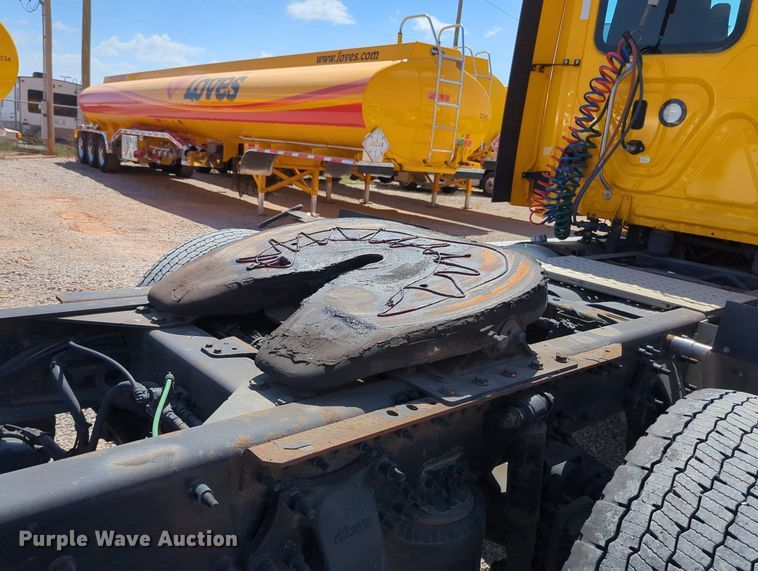 image for item MY9965 2018 Freightliner Cascadia  semi truck