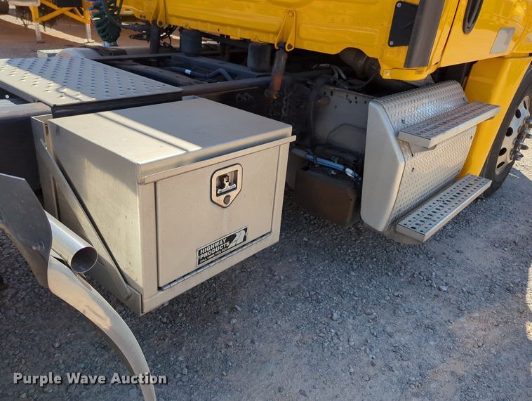 image for item MY9965 2018 Freightliner Cascadia  semi truck