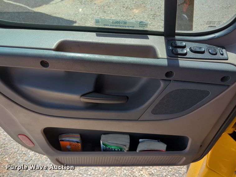 image for item MY9965 2018 Freightliner Cascadia  semi truck