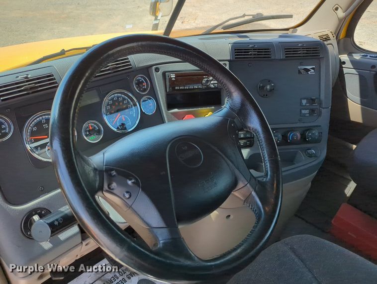 image for item MY9965 2018 Freightliner Cascadia  semi truck