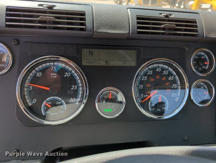 image for item MY9965 2018 Freightliner Cascadia  semi truck