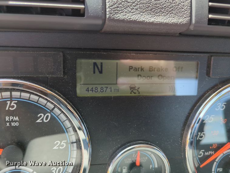 image for item MY9965 2018 Freightliner Cascadia  semi truck