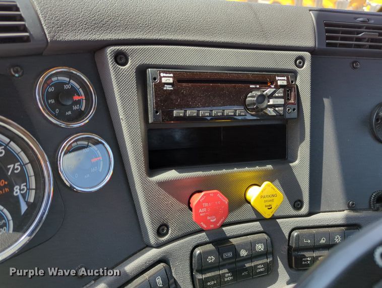 image for item MY9965 2018 Freightliner Cascadia  semi truck