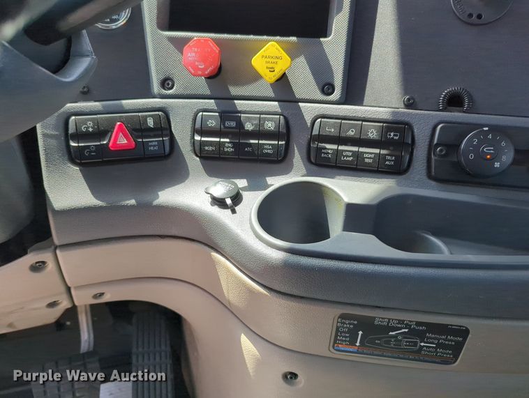 image for item MY9965 2018 Freightliner Cascadia  semi truck