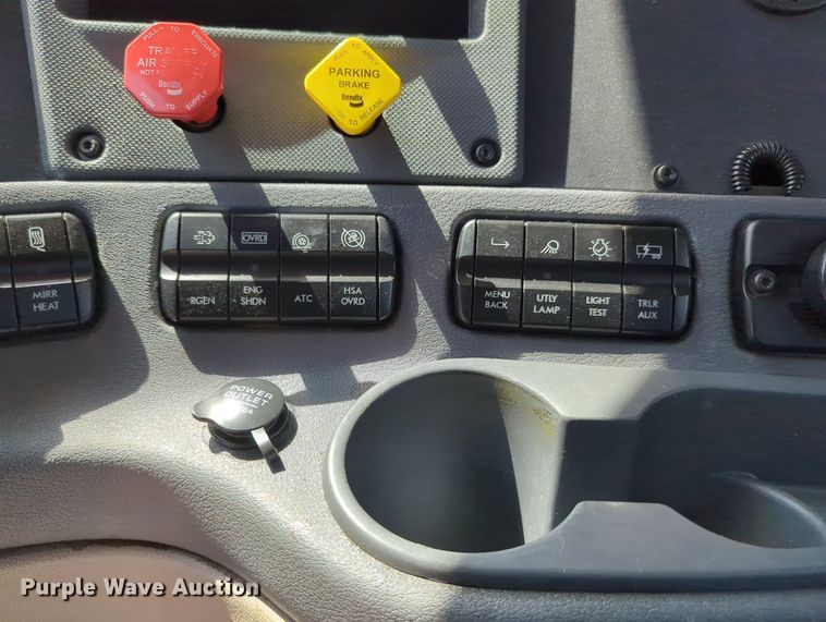 image for item MY9965 2018 Freightliner Cascadia  semi truck